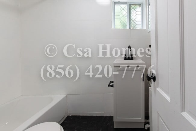 Building Photo - Newly Renovated 3 Bed, 1.5 Bath in Fairview!
