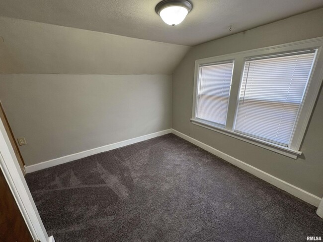 Building Photo - 2214 W Tripp Ave