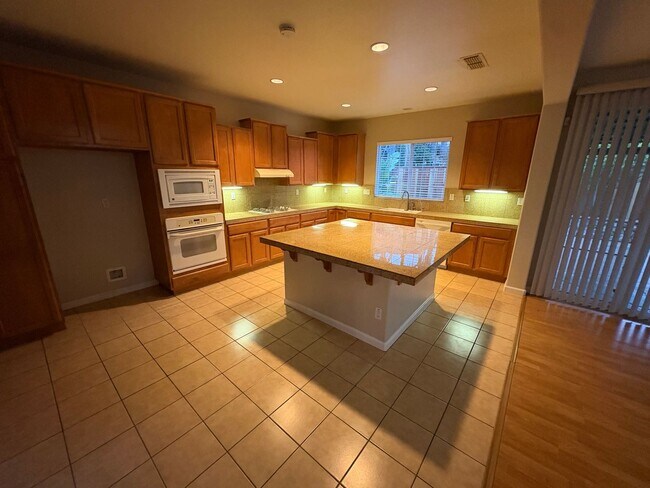 Building Photo - Gorgeous 5 Bedroom, 3.5 Bath Mountain House Home