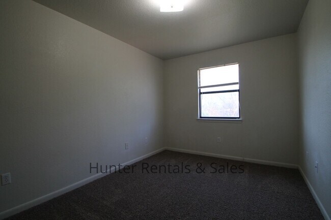 Building Photo - Spacious Two-Bedroom!