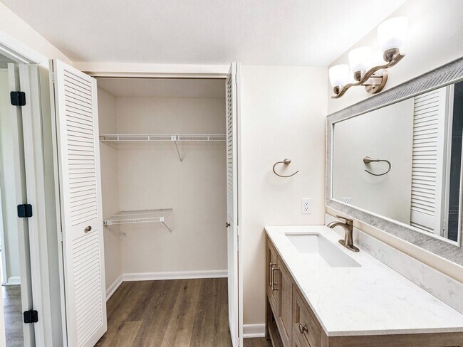 Building Photo - Beautifully Renovated 2 Bed / 2 Bath First-Floor Home in Naples. MOVE-IN READY!