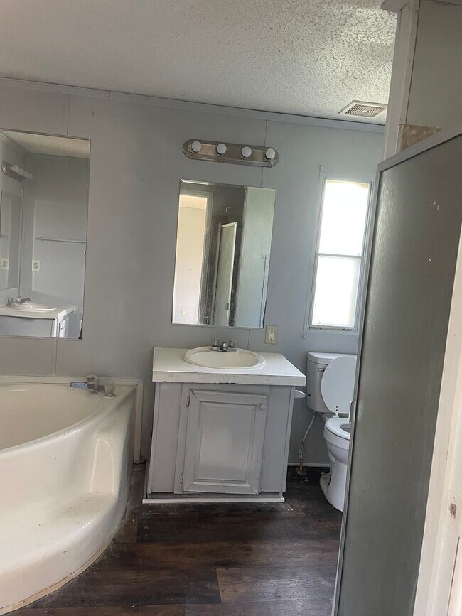 Building Photo - 3 BR 2 Bath 1,280 sq ft singlewide mobile home on 3.09 acres in Lonoke, AR