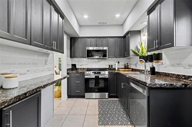 Building Photo - 818 NW 29th Ct