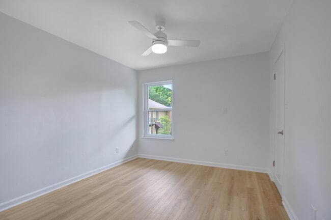 Building Photo - 301 Kingston Dr