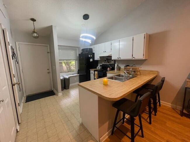 Building Photo - 907 W Chatham St