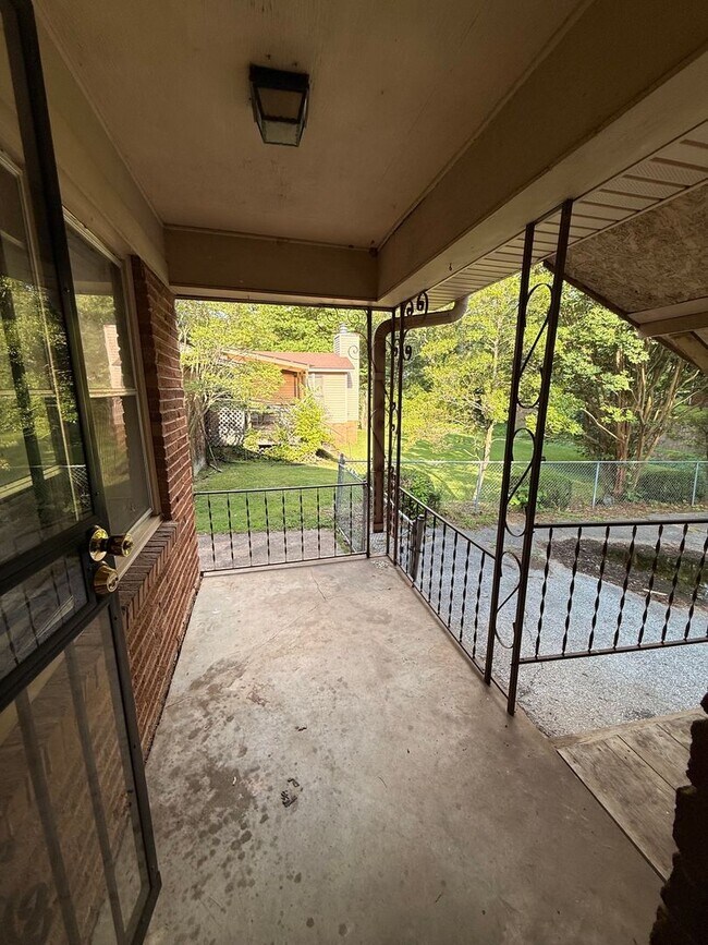 Building Photo - 3 bed 2 bath in the heart of the city
