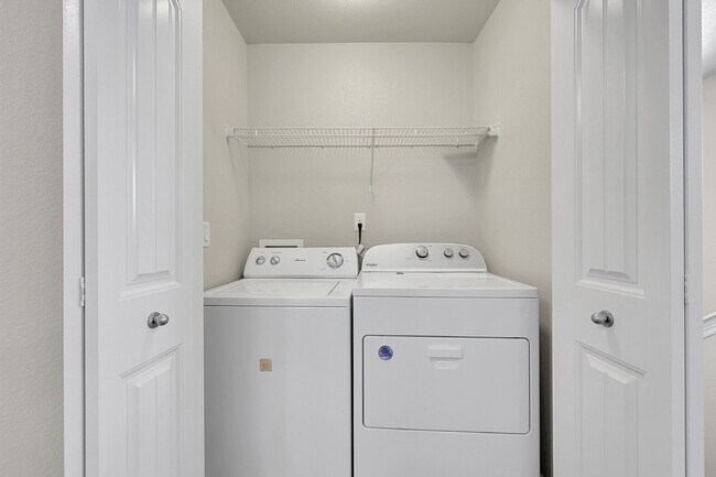 Building Photo - $2,495.00 3-bedroom, 2.5-bathroom in Color...