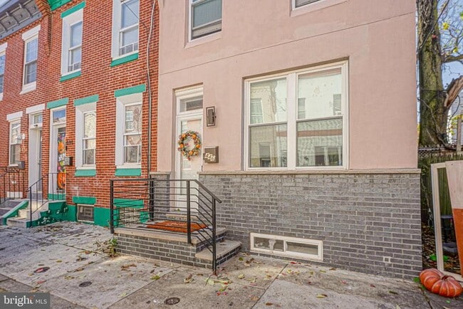 Building Photo - 446 Emily St