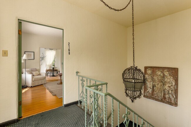 Building Photo - 2166 Beachwood Terrace