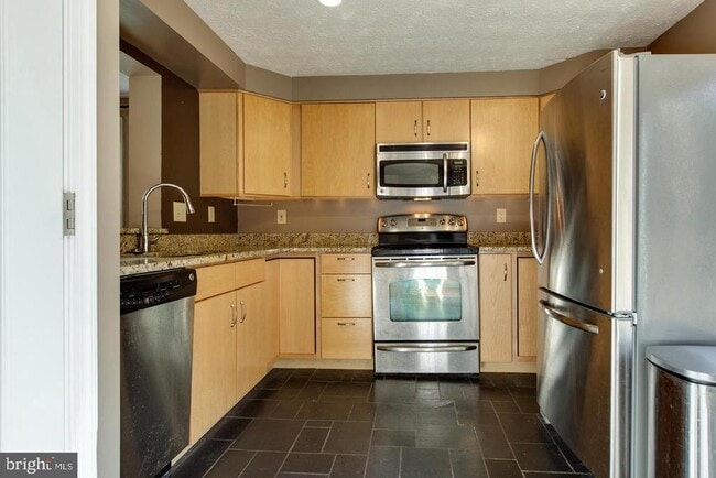 Building Photo - 3400 Oak W Dr