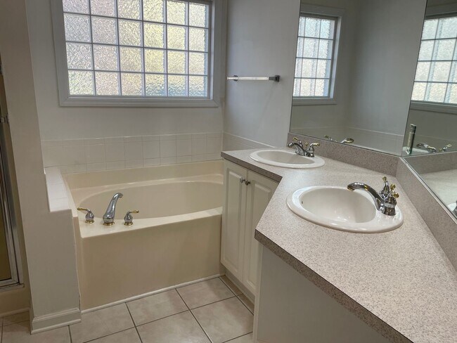 Building Photo - 3 Bedroom 2 Bathroom with a  Bonus Room  House in Winding River Plantation