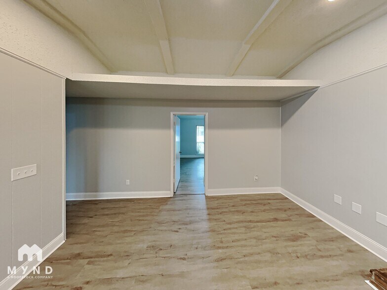 Building Photo - 1303 Hillsdale Dr