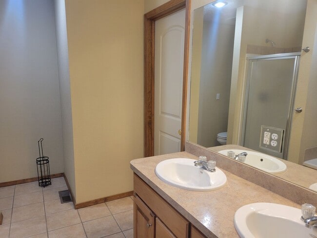 Building Photo - Strafford 3 Bedroom 2 Bath Beauty!  $1395