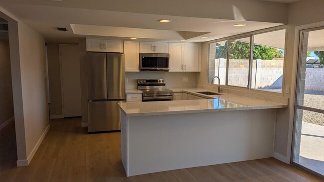 Building Photo - 1941 E Manhatton Dr