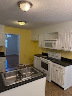 Building Photo - 2500 Shenandoah Dr