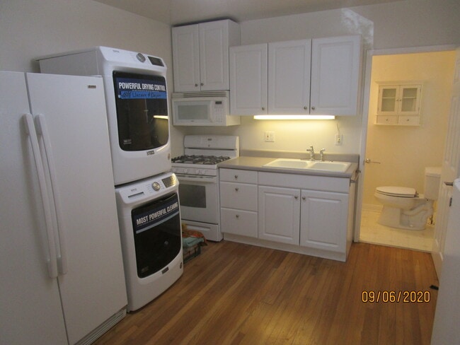 Modern Kitchen - 1352 Ocean Park Blvd