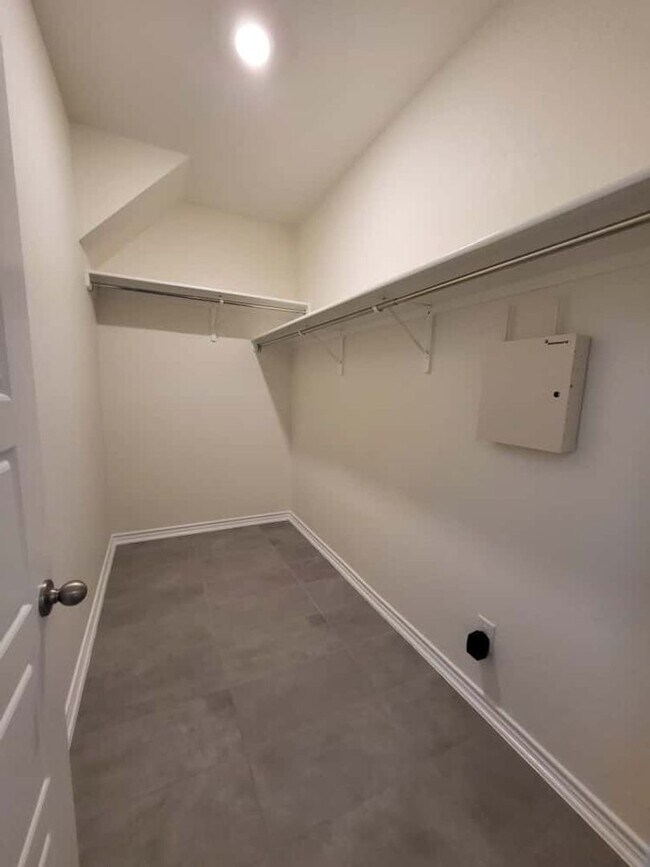 Building Photo - New Home In Cul de sac