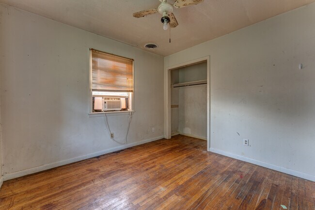Building Photo - 121 W Pecan St