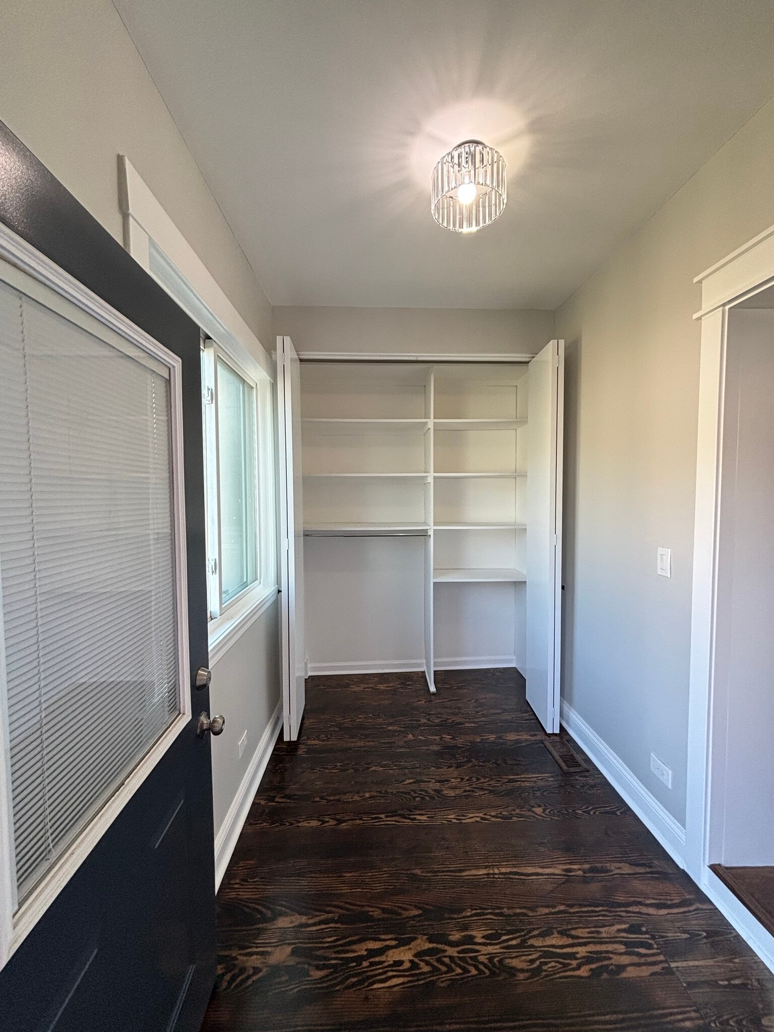 Sunroom - 4317 N Ashland Ave