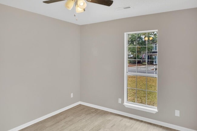 Building Photo - 2419 Castlereagh Rd