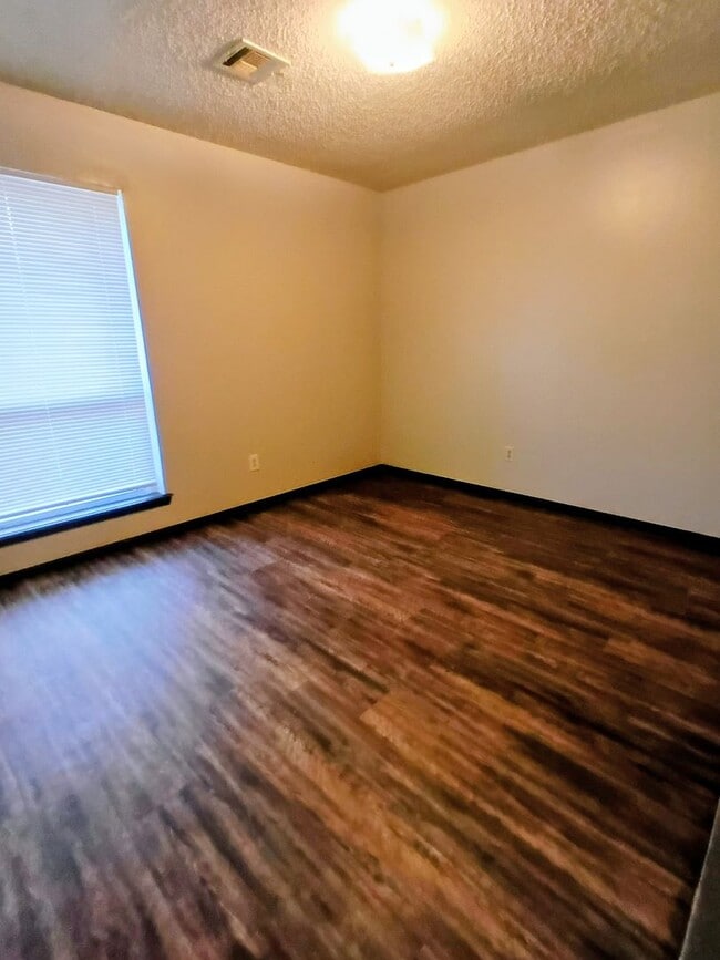 Building Photo - 3 bed, 2 bath - Carl Albert Schools!