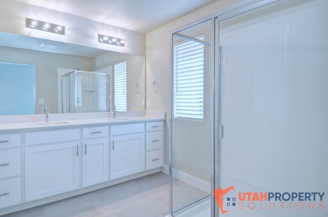 Building Photo - 995 W 360 S