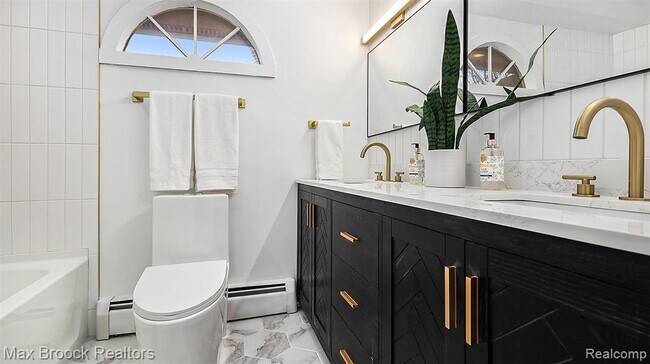 Building Photo - 343 S Elm St