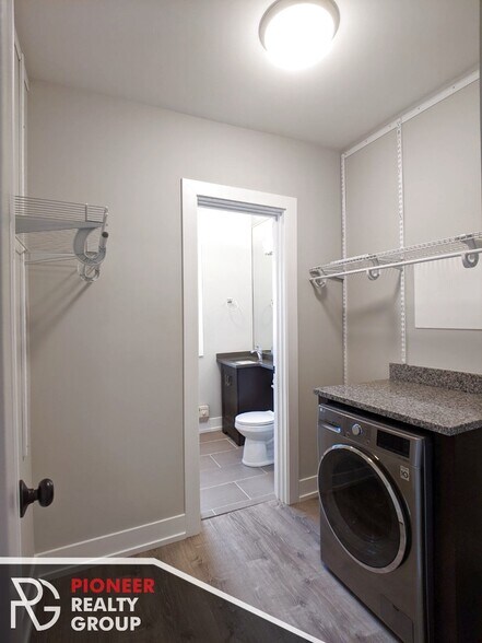 Building Photo - 709 W Brompton Ave