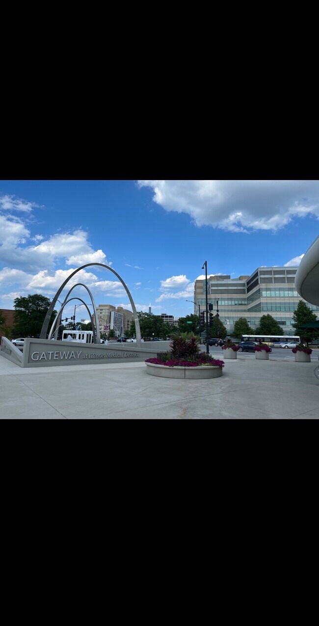 Building Photo - 2117 W Gladys Ave