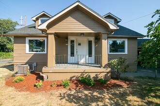 Building Photo - Beautifully Remodeled 3 Bed/1 Bath Bungalo...