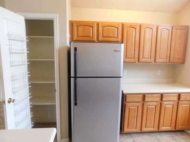 Building Photo - 3 bedroom home with fenced yard and garage...