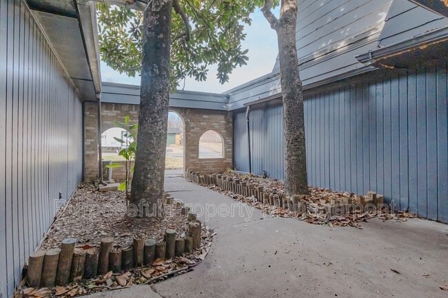 Building Photo - 6814 Lancer Ln