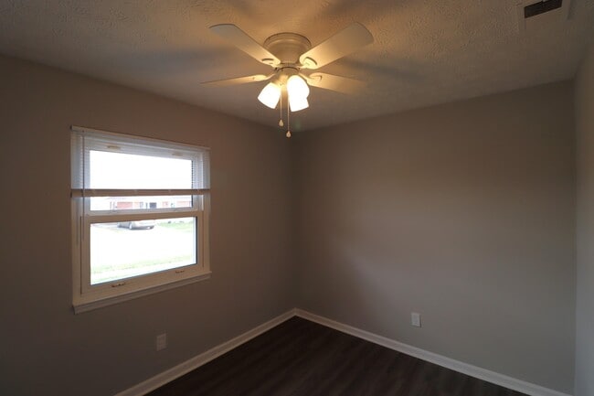 Building Photo - 521 Foxwood Dr