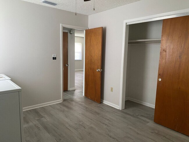 Building Photo - Spacious 2BR/1BA Townhouse in Prime Lakeland Location