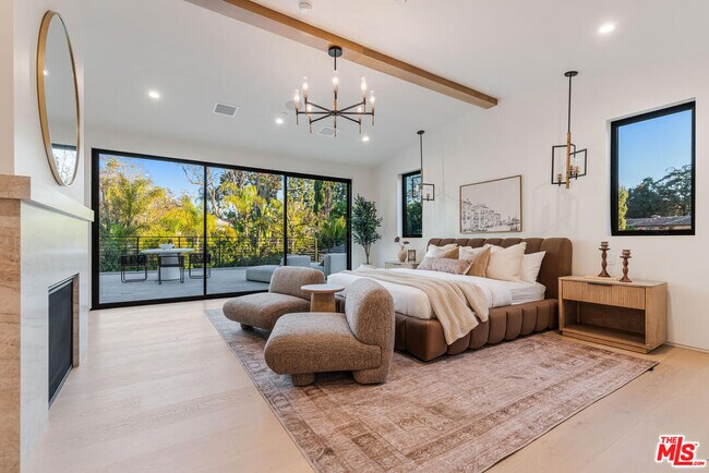 Building Photo - 5064 Encino Ave