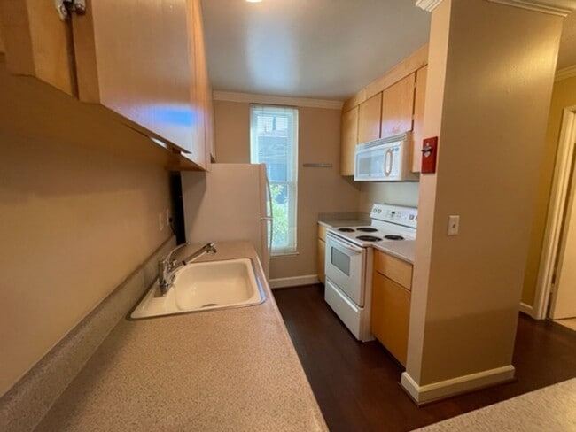 Building Photo - Wonderful 2 story 2 bedroom, 1.5 bath town...