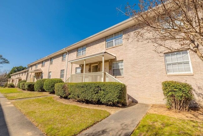 Building Photo - Peachtree Hills Court, 2-bedroom Atlanta a...