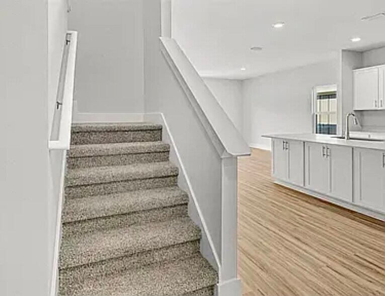 Building Photo - 5583 Clarity St