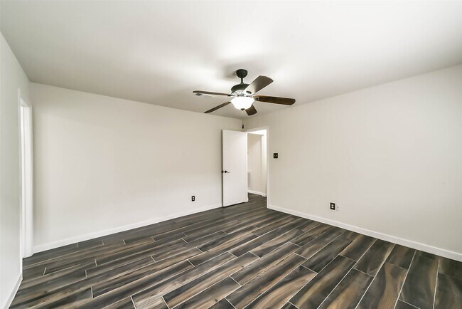 Building Photo - 2511 Pine Cone Dr