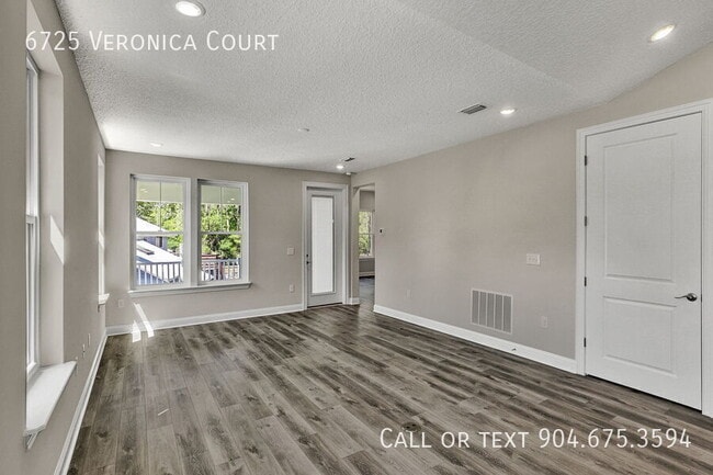 Building Photo - 6725 Veronica Ct