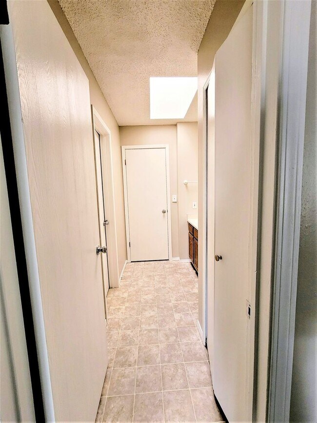 Building Photo - 2510 Hamlet Ln