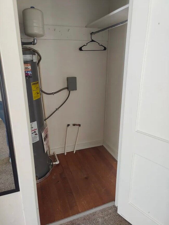 Building Photo - 360 W 8th S St