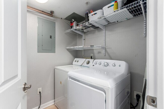 Building Photo - 2BD, 2BA City Park West Condo with 2 Garag...