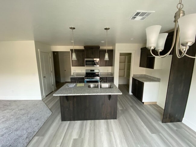 Building Photo - Modern Comfort Awaits – 4 Bed, 2.5 Bath To...