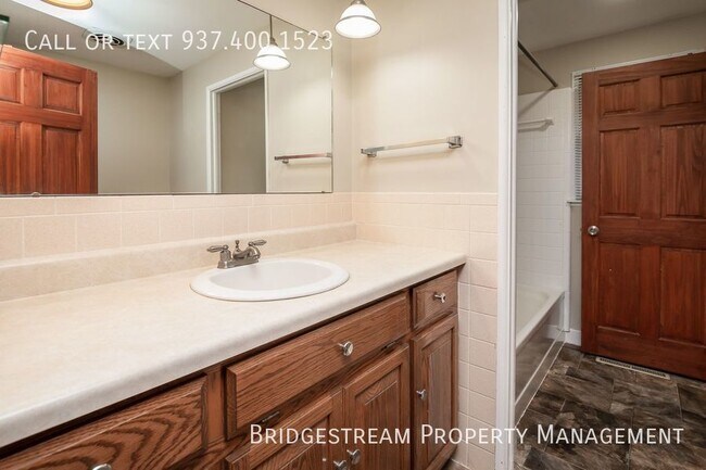 Building Photo - 3 bedroom, 1.5 bath ranch home with shed a...