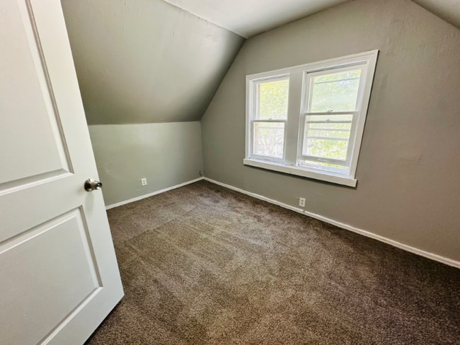 Building Photo - 8710 Vineyard Ave