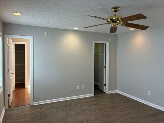 Building Photo - 9565 Sullivan Dr