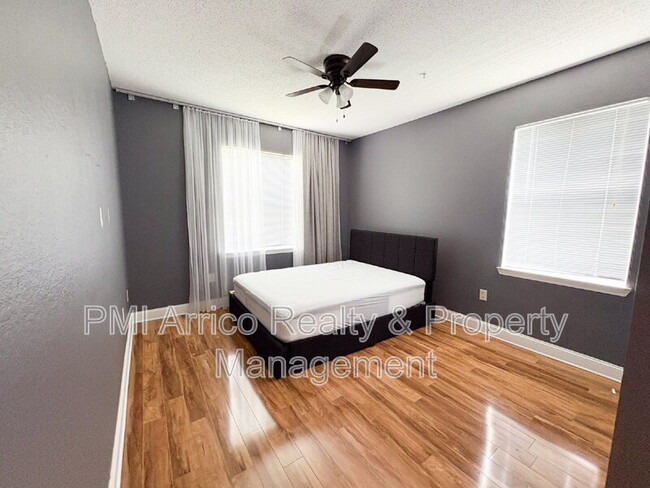 Building Photo - 18001 Richmond Pl Dr