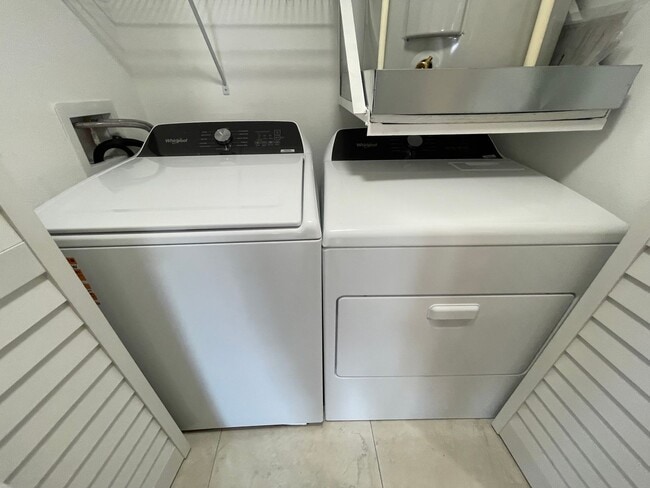 Building Photo - ANNUAL RENTAL -  1 BED / 1 BATH CONDO AT M...