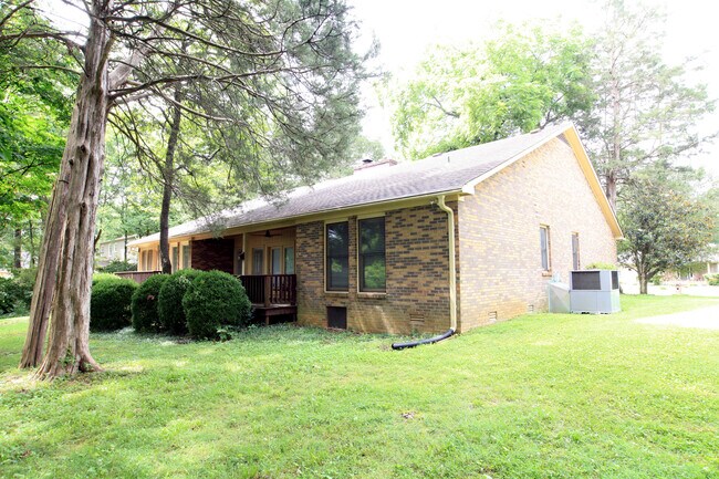 Building Photo - 1726 Wiltshire Dr